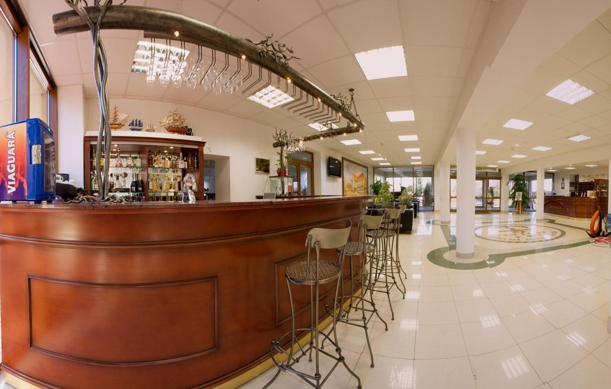 Готель Robert's Port 4*