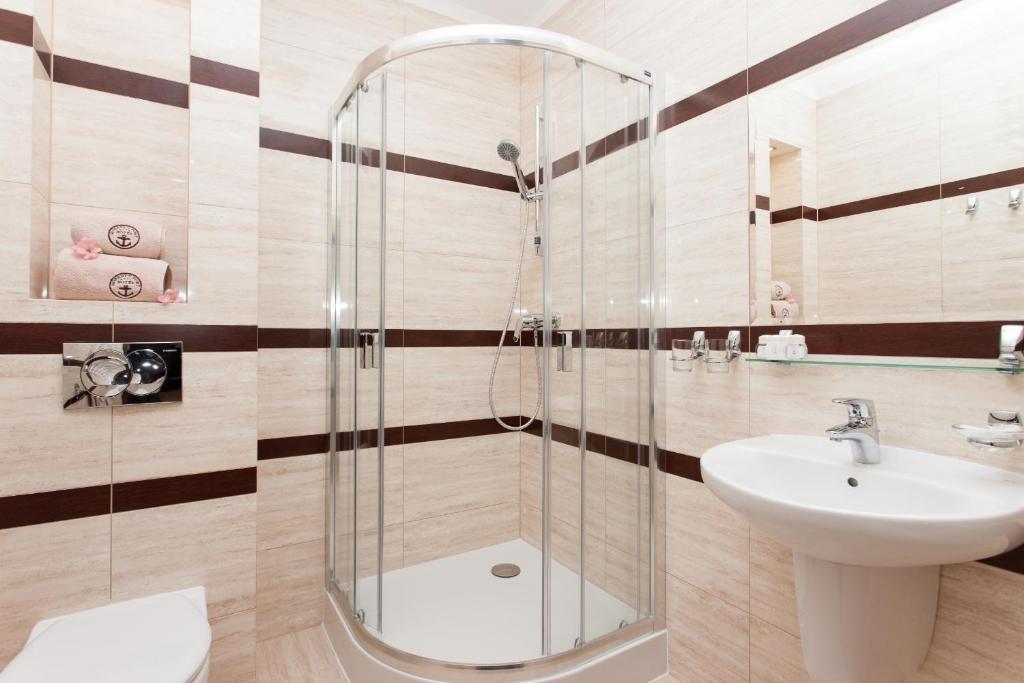 Готель Robert's Port 4*