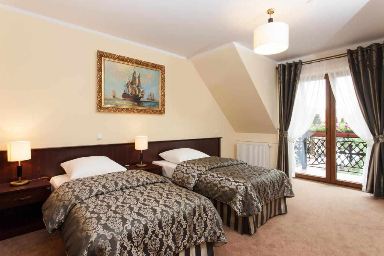 Готель Robert's Port 4*